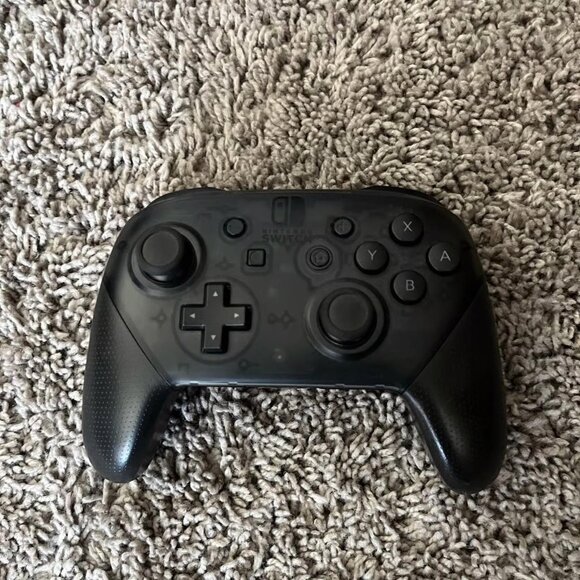 Nintendo Switch Pro Controller (with accesories mega bundle) - Picture 8 of 8
